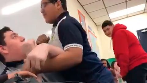 En el video se observa cómo el chico con autismo se encuentra sentado y tranquilo (Foto: Captura)