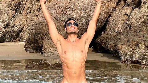 Fue en Twitter en la red que Carlos Rivera lució su bien trabajado cuerpo (Foto Twitter: Carlos Rivera)