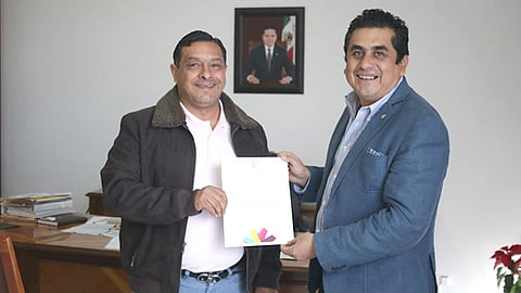 Director de Procesos de Licitación y Adjudicación de Obra, Andrés Alejandro García Méndez y el titular de la SCOP, José Hugo Raya Pizano (Foto Cortesía)