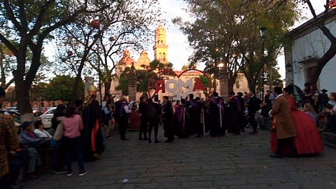 Con un escenario romántico, en pleno día de los enamorados cantaron "Campanitas" y "Piel canela" (Foto: Fátima Miranda)