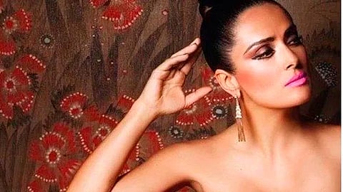 Complementó su outfit con varios collares (Foto: @salmahayek)