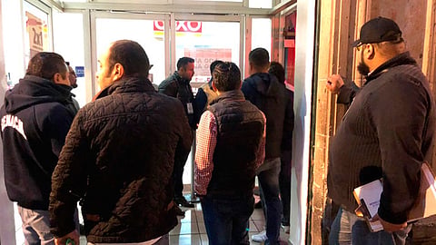 Personal del Ayuntamiento acudió esta noche al establecimiento (Foto Cortesía)