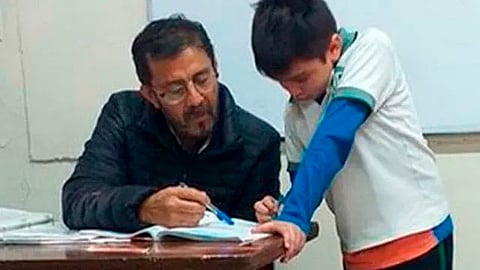 El profesor ayudó al menor a hacer la tarea en pleno salón de clases (Foto: Captura de pantalla)