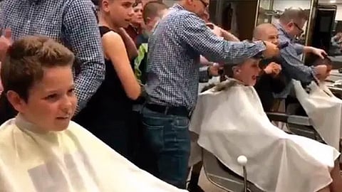 Los ocho amigos acudieron a la misma peluquería (Foto: captura de video)