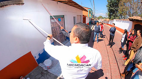 Con autoridades locales, Juan Carlos Barragán supervisa avance de “Pintando Alegría” en esta ciudad michoacana (Foto Cortesía)