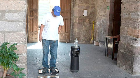 Se han colocado tapetes sanitarios y gel antibacterial en los accesos de todas sus dependencias y oficinas (Foto Cortesía)