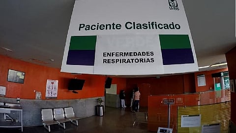 Si el paciente presenta un padecimiento respiratorio, se le colocará un cubrebocas y será trasladado a una área especial (Foto: Cortesía)