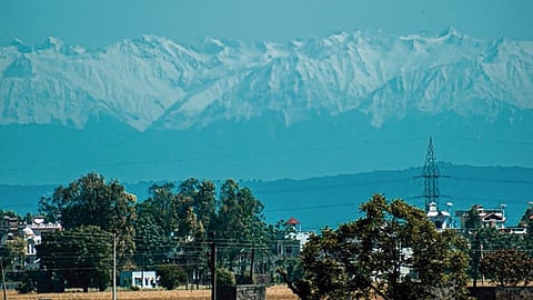Varios fotógrafos de la India se treparon a sus tejados para capturar esta escena (Foto: @covsinghtj)