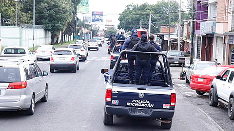 La unidad de pasaje fue ubicada en el filtro de revisión en Uruapan y, al marcarle el alto, el conductor aceleró e intentó embestir al personal y civiles (Foto Archivo)