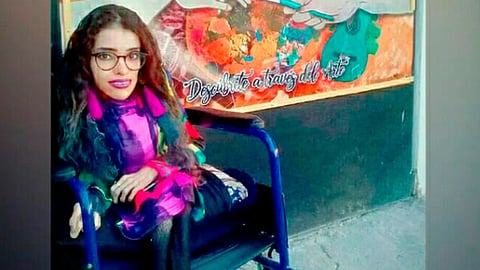 A Viridiana Cázares la distrofia muscular no le impidió plasmar su arte a base de lápiz y acuarela (Foto: ViiRii Cazares)
