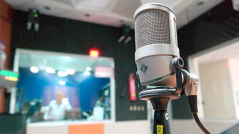 El programa radiofónico se emitirá todos los días en la estación de Candela 90.1, de 20:00 a 21:00 horas (Foto Pixabay)