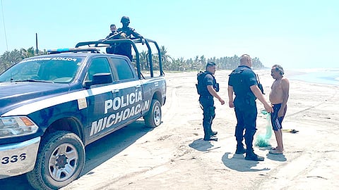 Policía Michoacán se encuentran realizando recorridos, donde reproducen por altavoces diversas recomendaciones para mitigar la propagación del virus (Foto Cortesía)