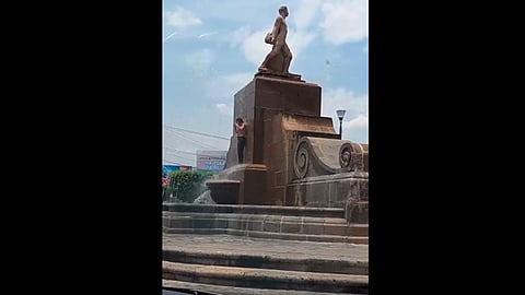 Usuarios de las redes sociales calificaron el “clavado” de la joven como “pésimo” (Foto: captura FB/Si Di?)