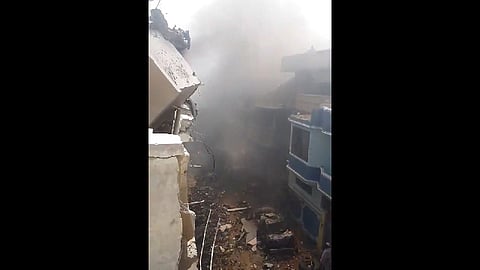 Cinco casas y carros resultaron con daños (Foto Twitter: @shahidmemon20)
