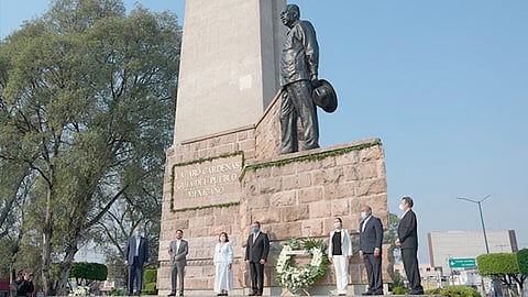 Raúl Morón encabezó la guardia de honor y la colocación de ofrendas florales (Foto Cortesía)