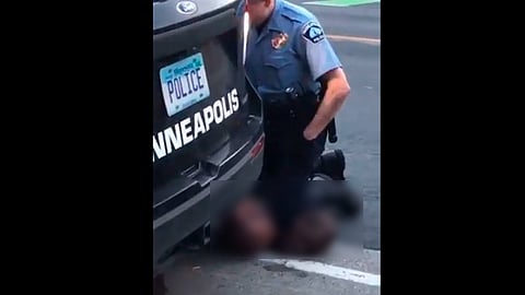 El hecho, señalan, ocurrió tras que los policías acudieron la noche del lunes a un negocio que denunció un pago con dinero falso (Foto: Captura de pantalla/@GuillermoWhpei)