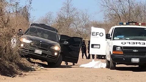 En el interior de la camioneta, estaban tres personas sin vida y encobijados (Foto: El Debate)