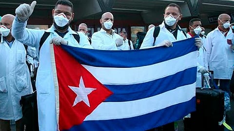Los médicos consideran que los 6.2 mdd se pudieron invertir en equipo de protección (Foto: @fanamokoena)