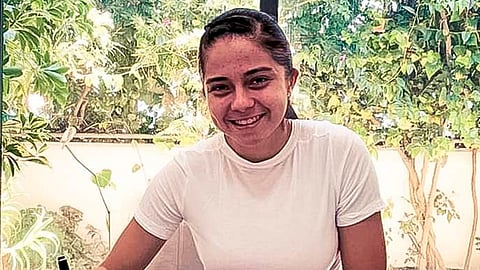 El Club América subió una foto de Dalia Molina en el momento que plasmó su firma en el contrato (Foto Twitter: @AmericaFemenil)