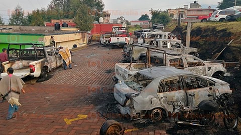 15 vehículos fueron quemados, entre ellos ocho patrullas de la ronda comunitaria y seis motos (Foto: RED-113)