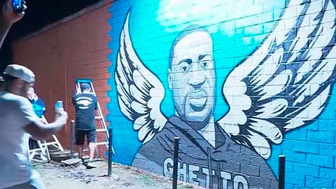 Kueng es uno de los tres expolicías de Minneapolis acusados de ayudar e incitar el asesinato de segundo grado (Foto: @PaolaCtlan)