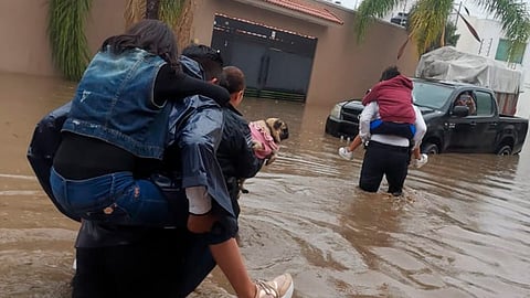 Los elementos policíacos socorrieron a niños y adultos para poder salir de forma segura de sus domicilios (Foto: cortesía)