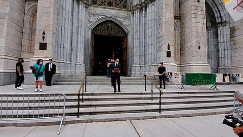 Las urnas fueron despedidas en una breve ceremonia religiosa (Foto: @ConsulMexNuy)