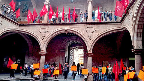 Solicitan que se respete su derecho de trabajo y se les reubique de manera provisional en un espacio donde puedan seguir trabajando (Foto Cortesía)