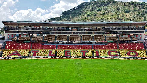 Quitaron las bancas que formaban el nombre del extinto Monarcas (Foto Twitter: @C_A_Morelia)