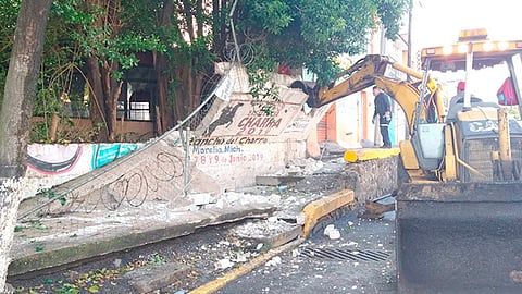 El personal de la SUOP acudió para derribar la barda y recoger el escombro, dejando el área lista para que se pueda levantar una nueva (Foto Cortesía)