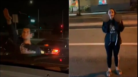Después de insultarla, la pareja de supremacistas se retiró (Fotograma: Foto Tv)