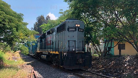 El 20 de enero de 2020, un auto compacto fue impactado por el tren en el cruce de Guadalupe Victoria y División del Norte (Foto: Cynthia Arroyo)