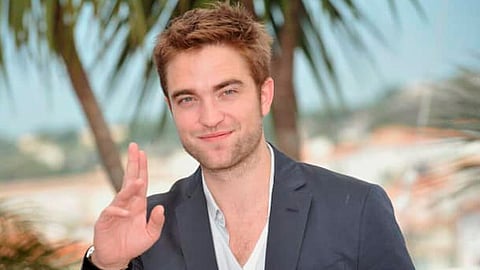 El actor habría firmado un contrato que los comprometería a ponerse la capa en una trilogía del caballero de la noche (Foto Facebook: Robert Pattinson)