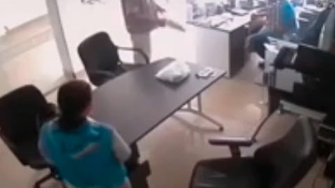 El hombre llega con el plátano envuelto en una bolsa de plástico y amenaza a los trabajadores (Foto: fotograma YouTube/ Kienyke)