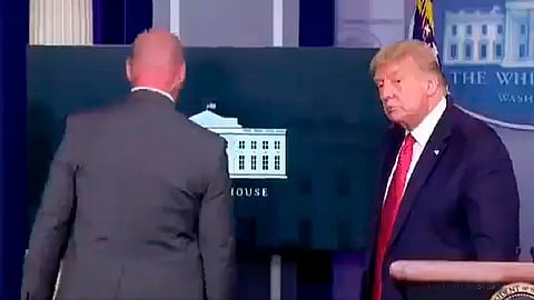 Minutos más tarde el presidente de EU regresó a la sala (Foto: captura de video)