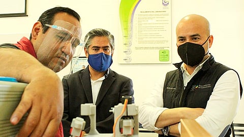 El secretario de Educación en el Estado, Héctor Ayala, visitó el plantel para conocer las necesidades que se requieren para concluir con el proyecto (Foto Cortesía)