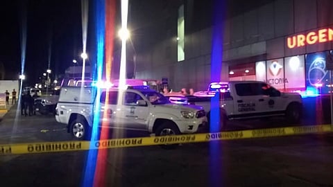 La acompañante del susodicho también sufrió un impacto en una pierna, ella sobrevive (Foto: cortesía)