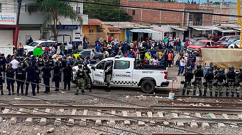 Los normalistas agredieron con artefactos explosivos de fabricación casera, piedras y palos, a los agentes policiales (Foto Ilustrativa Twitter: @MICHOACANSSP)