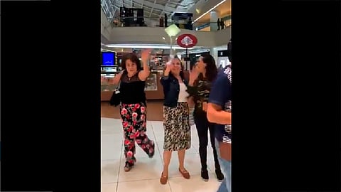 Las mujeres hacen burla a la joven que les pidió usar cubrebocas (Fotograma: @andrearendon__)