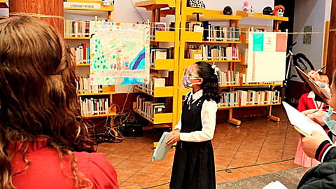 Los alumnos participantes explicaron al jurado las temáticas de sus dibujos, sus elementos y sus significados (Foto Cortesía)