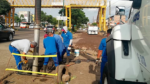 Personal del Departamento de Alcantarillado del OOAPAS trabaja en la revisión y limpieza de la tubería con equipo hidroneumático (Foto: cortesía)