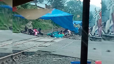 Docentes mantienen bloqueo con durmientes y piedras, además de que han hecho fogatas y quema de neumáticos (Foto: cortesía)