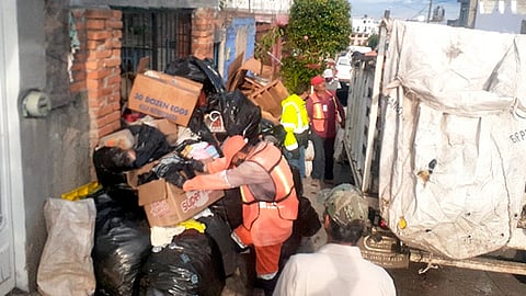 Se apoyaron con una camioneta de tres media y toneladas y dos, de una y media toneladas, en las que se trasladó la basura para su disposición final al relleno sanitario (Foto Cortesía)