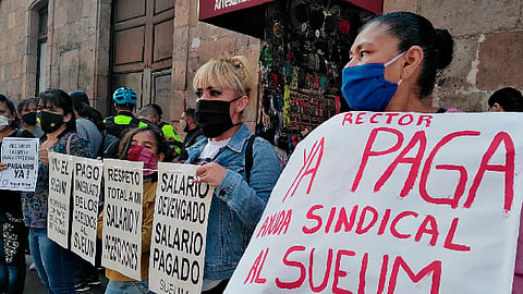 El líder gremial es quien recibe el recurso de los bonos mencionados para su dispersión a los trabajadores en activo (Foto Twitter: @gustavoacervan1)