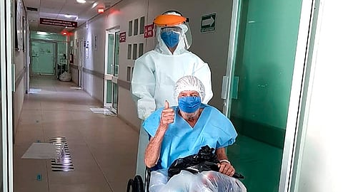 El hombre fue despedido entre aplausos por el equipo multidisciplinario que lo cuidó durante su permanencia en el nosocomio (Foto Cortesía)