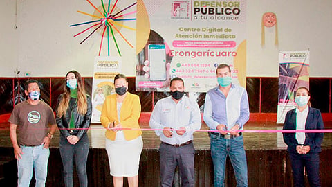 El director del IDPEM, Marco Nava y el presidente de Erongarícuaro, Adrián Melgoza inauguran oficina de atención para ofrecer asesorías jurídicas de manera gratuita (Foto Cortesía)