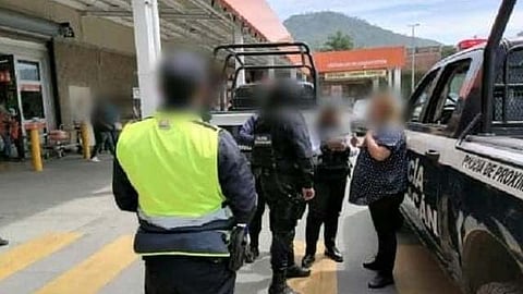 La pareja entró al establecimiento y discretamente comenzó a apoderarse de mercancía (Foto: RED-113)