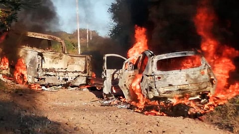 En el lugar quedaron dos camionetas totalmente calcinadas y junto a ellas un cadáver (Foto: Red 113)
