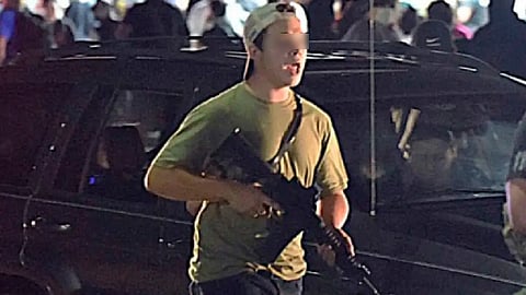 Kyle Rittenhouse de 17 años argumentó que actuó en defensa propia el pasado 25 de agosto (Foto Twitter: @CAZATALENTOS)