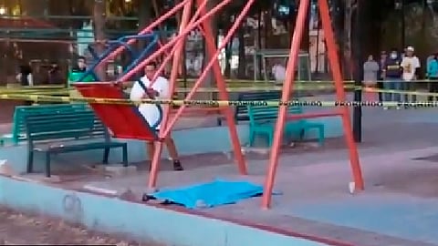 El cuerpo del menor fue encontrado sin vida tirado boca abajo cerca del columpio (Fotograma: Twitter/MojicaAg)